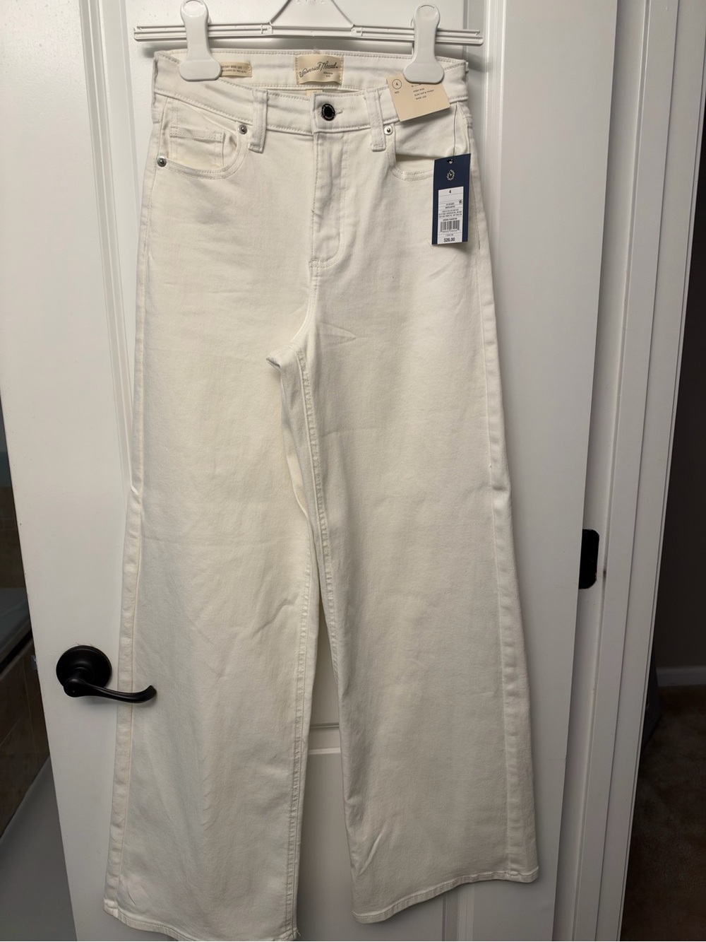 NWT Universal Threads High Ride Wide Leg Jean Size 4